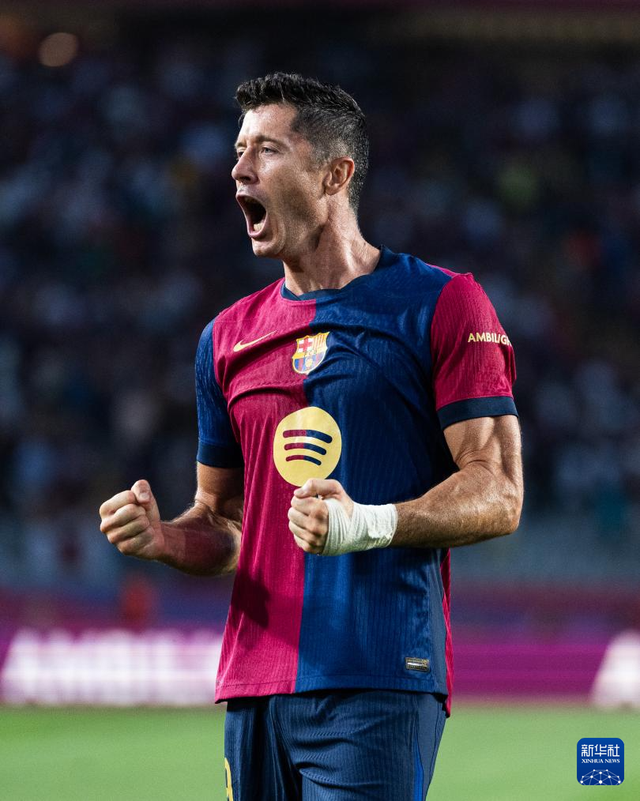 马刺半场4人得分上双，命中11记三分领先鹈鹕20分（马刺半场四人上双，飙进11记三分领先鹈鹕20分）