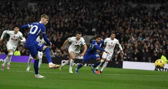 1-1！曼联又栽了：阿莫林打倒数第3连换4防守球员 5轮1胜跌至第8（1-1，曼联再度失分！对阵倒数第三阿莫林连换四名后防，近5轮仅1胜降至第8）