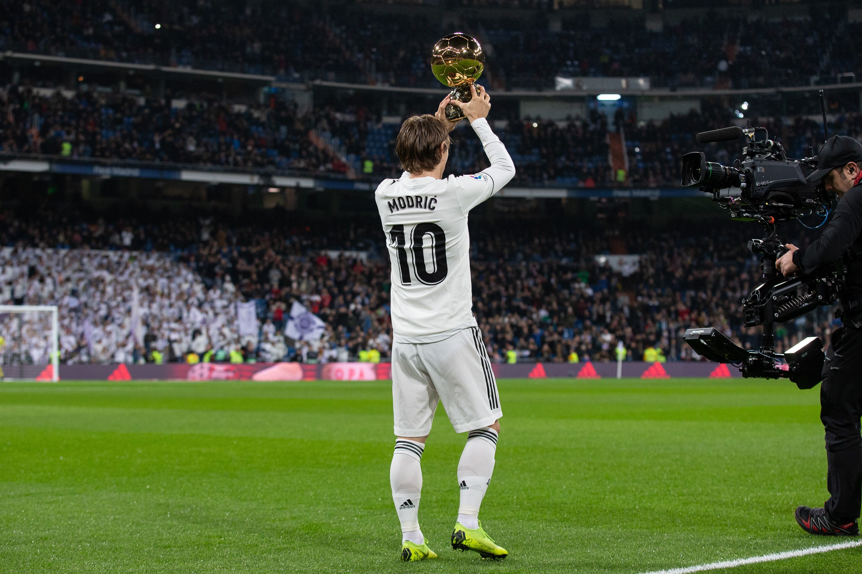 法尔克：可以确认拜仁1月不会签下任何球员，在考虑出售博埃（法尔克：确认拜仁冬窗零引援，正评估出售博埃）