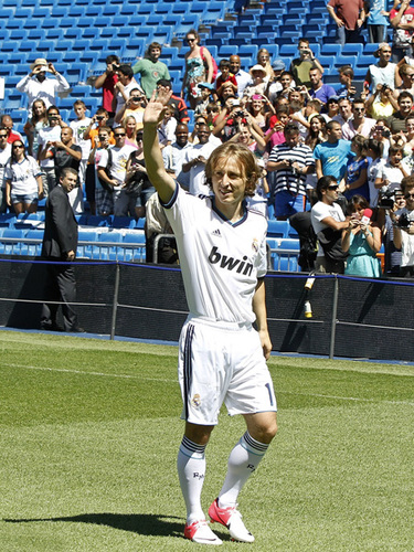 博主：客战广岛三箭申花远征军约300人，而且带着鼓（博主：申花客场挑战广岛三箭，约300名远征军随队携鼓助威）