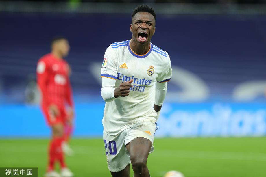 庆祝波兰独立日，莱万将纽约帝国大厦点亮为白红色（莱万为庆祝波兰独立日点亮纽约帝国大厦白红灯光）