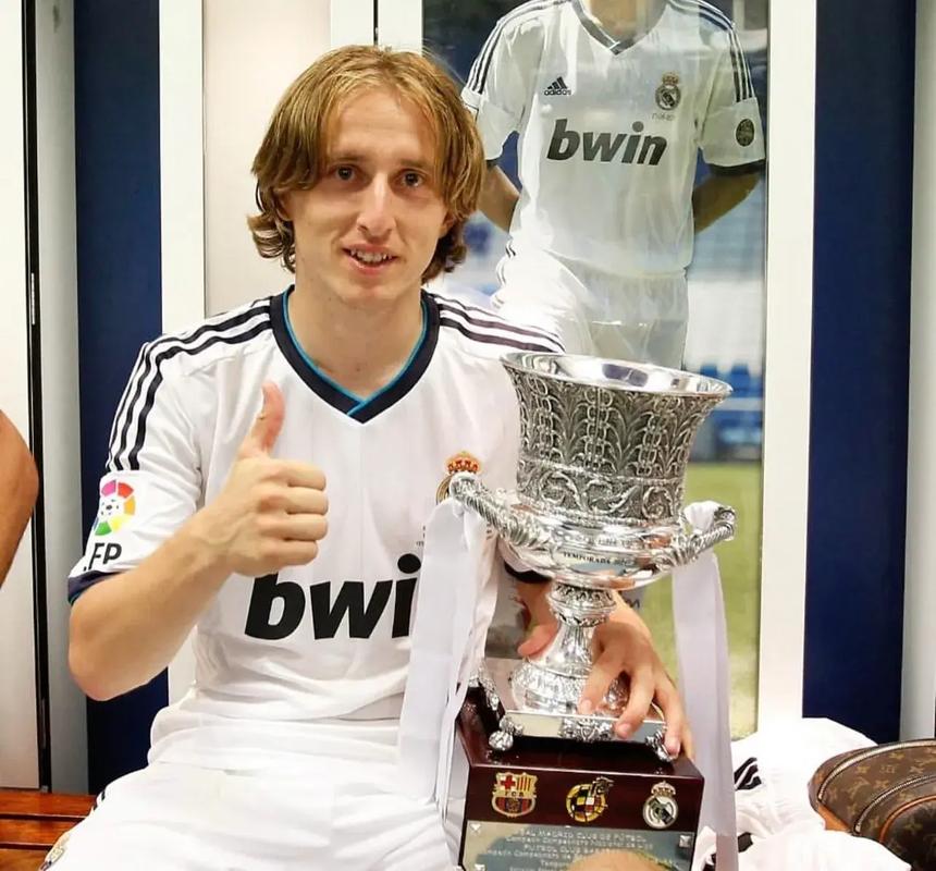 早报：上海双雄末轮争冠？这集我看过……（晨报：沪上双雄末轮争冠，又是熟悉的剧情）