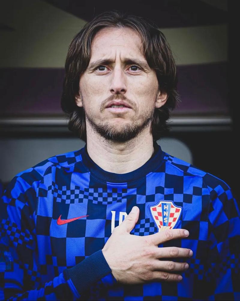 中场核心连续送出致命直塞（中场核心连番送出致命直传）