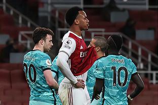 前锋突破射门锁定胜利（前锋强突劲射锁定胜局）