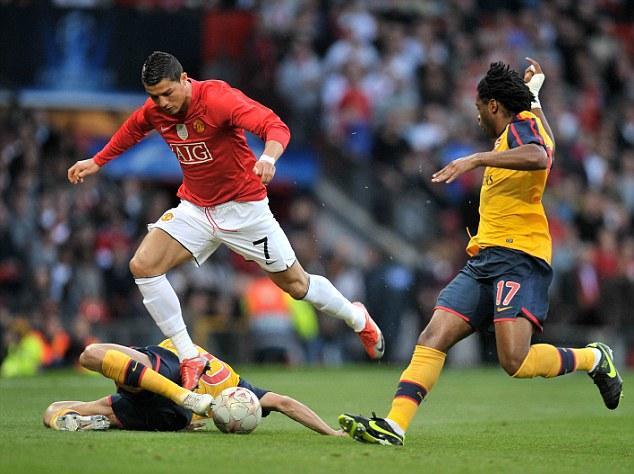 每体：法兰克福球迷有1000人无门票想混进场，被安保当时驱离（每体：千名法兰克福球迷无票试图闯入，遭安保当场劝离）