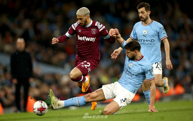 洛杉矶快船以131-116击败黄蜂，哈登55分创队史新高，成为NBA第四位得分超55分的球员，表现惊艳。（快船131-116力克黄蜂，哈登轰55分刷新队史纪录，成NBA史上第4位55+得分者，表现惊艳）